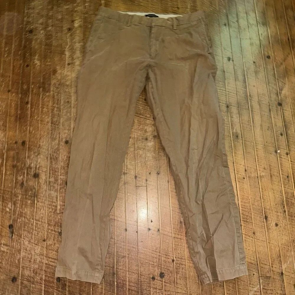 Banana Republic tan Emerson flat front 33x32 chino’s